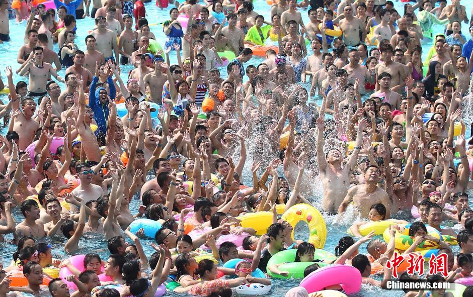 8月1日，民眾扎堆在南京湯山歡樂水魔方水上樂園戲水，享受“冰火兩重天”的涼爽和激情。連日來，中國大部分地區(qū)迎來高溫天氣。