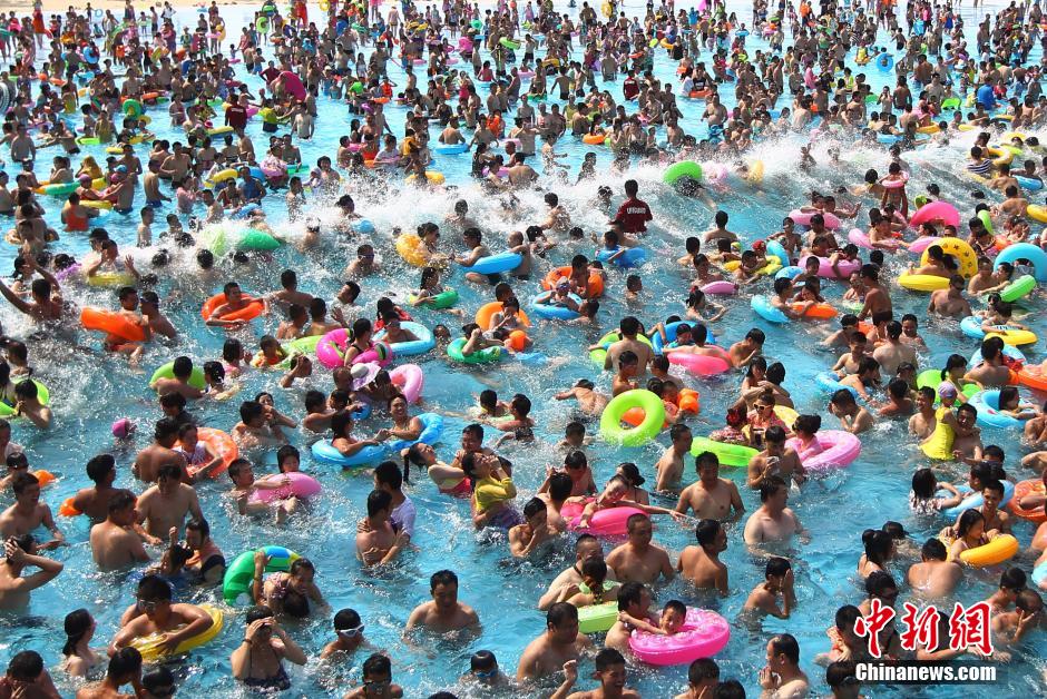 8月1日，民眾扎堆在南京湯山歡樂水魔方水上樂園戲水，享受“冰火兩重天”的涼爽和激情。連日來，中國大部分地區(qū)迎來高溫天氣。