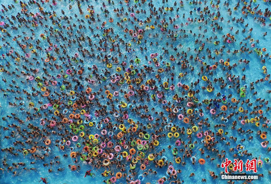 8月1日，民眾扎堆在南京湯山歡樂水魔方水上樂園戲水，享受“冰火兩重天”的涼爽和激情。連日來，中國大部分地區(qū)迎來高溫天氣。