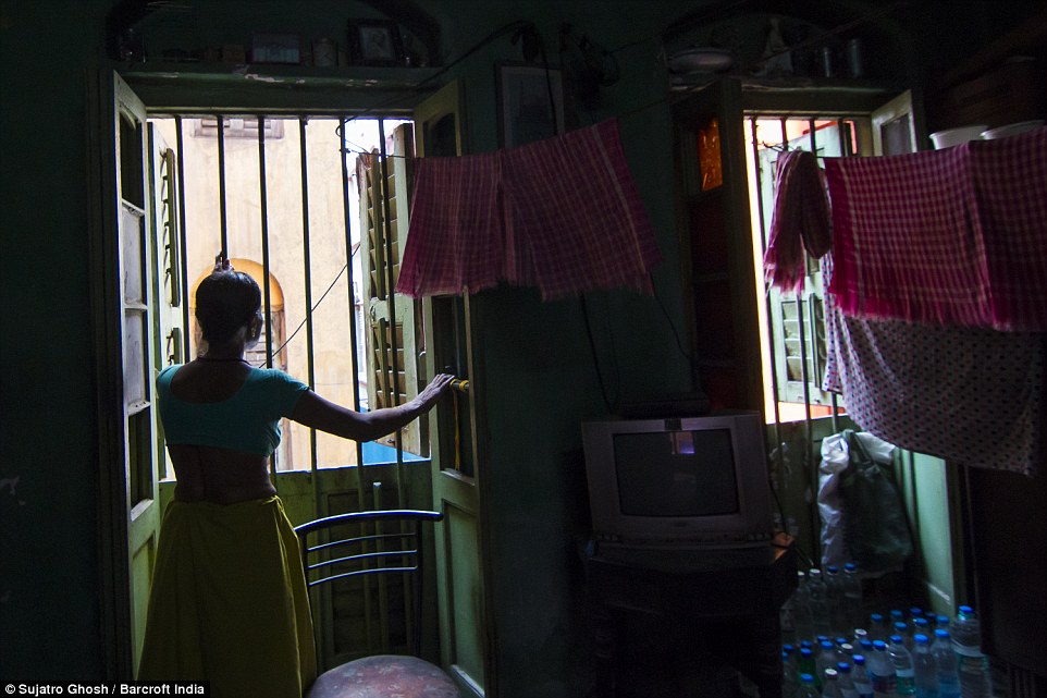 72歲的Maya Banarjee說：“我已經(jīng)太老了，但是我不會(huì)離開?！? complete=