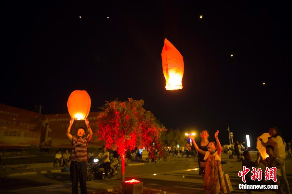 民眾燃起孔明燈助興。 張云 攝
