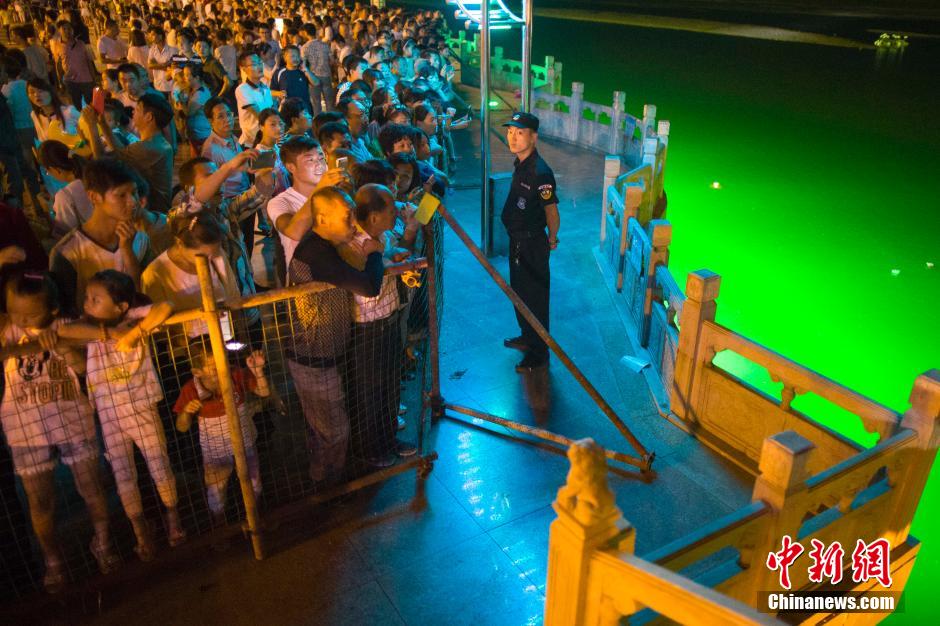 特警為河燈節(jié)保駕護(hù)航。 張云 攝