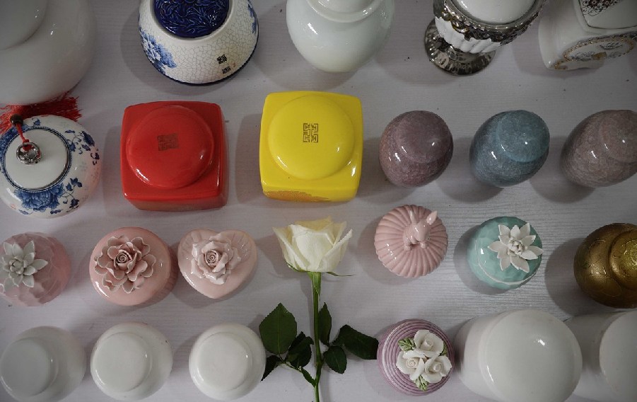 各種陶瓷罐是用來裝寵物骨灰的。