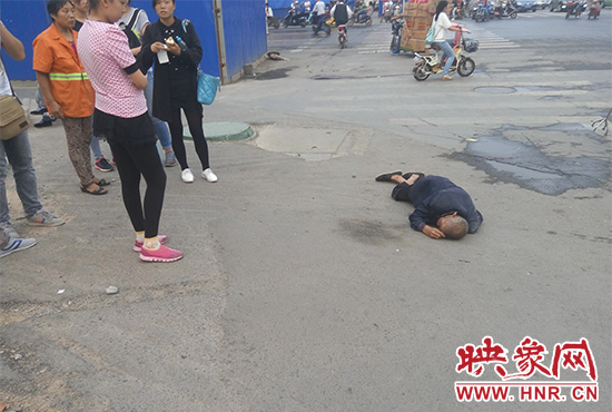 老人倒地后無人敢扶，過路市民拍照作證。
