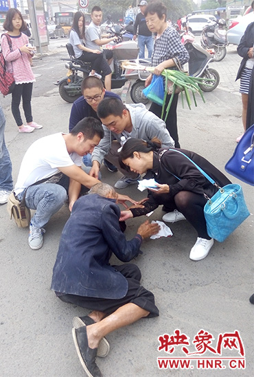 一些愛心市民在撥打了110和120后，上前給老人擦臉上的血跡。