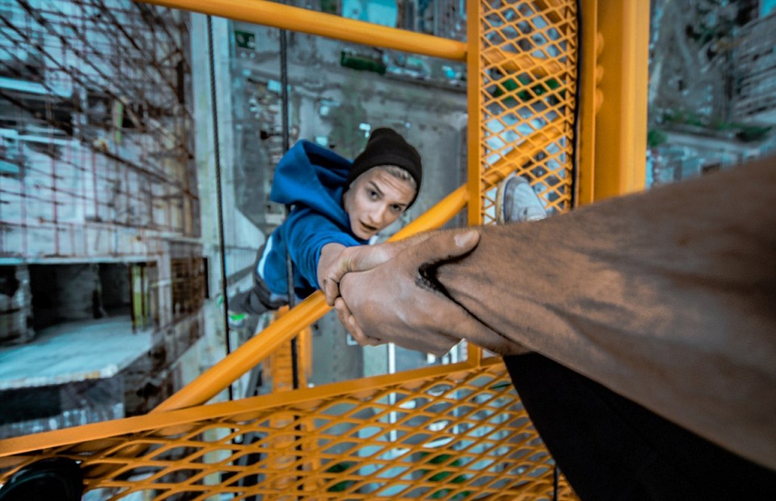 恐高癥慎入！俄羅斯小伙高空跑酷炫特技驚險萬分