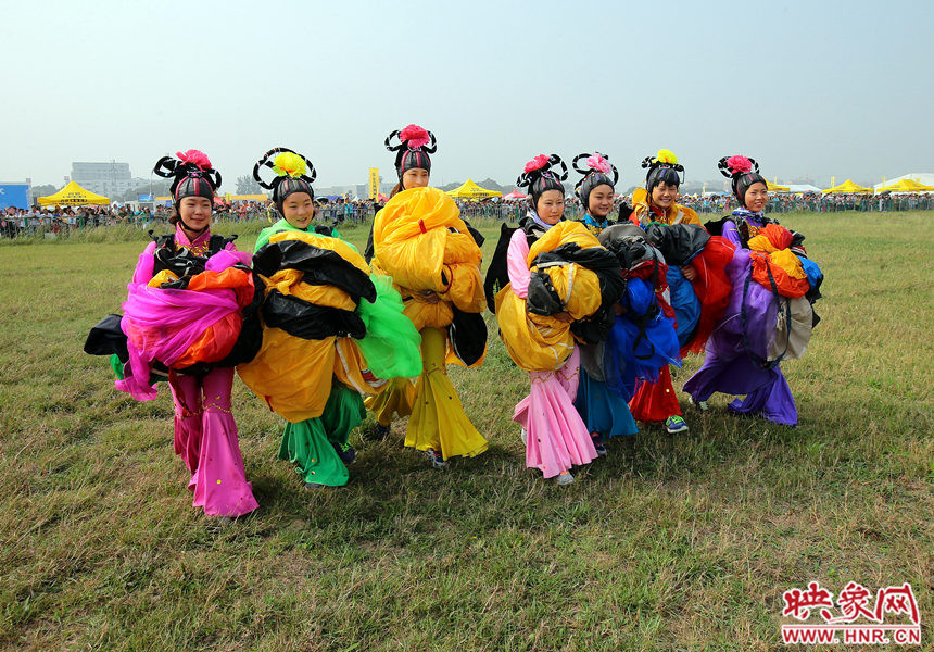 “七仙女”空降2015鄭州航展 觀眾直呼太贊了 “七仙女”空降2015鄭州航展 觀眾直呼太贊了