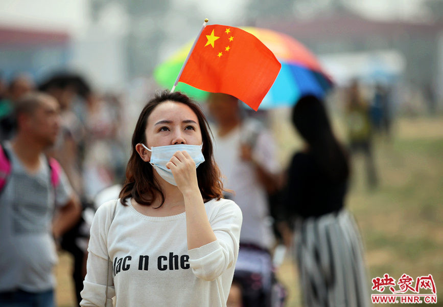 2015鄭州航展現(xiàn)場“仙女下凡” 觀眾直呼太贊了 2015鄭州航展現(xiàn)場“仙女下凡” 觀眾直呼太贊了