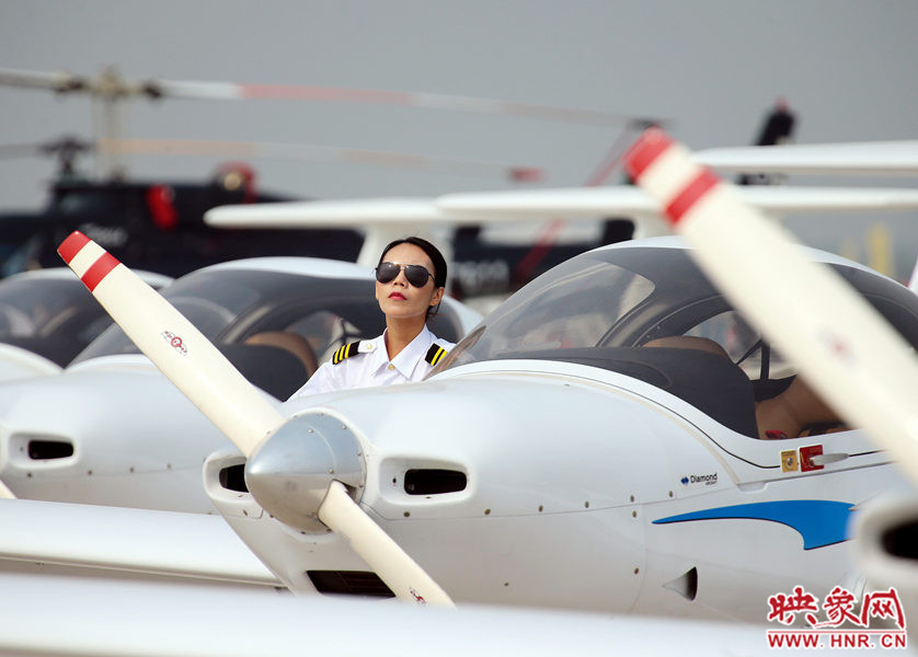 2015鄭州航展現(xiàn)場“仙女下凡” 觀眾直呼太贊了 2015鄭州航展現(xiàn)場“仙女下凡” 觀眾直呼太贊了