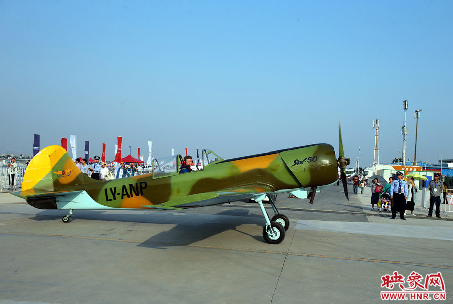 2015鄭州航展現(xiàn)場“仙女下凡” 觀眾直呼太贊了 2015鄭州航展現(xiàn)場“仙女下凡” 觀眾直呼太贊了