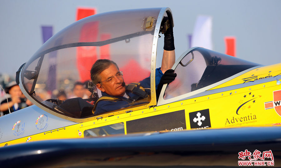 2015鄭州航展現(xiàn)場“仙女下凡” 觀眾直呼太贊了 2015鄭州航展現(xiàn)場“仙女下凡” 觀眾直呼太贊了