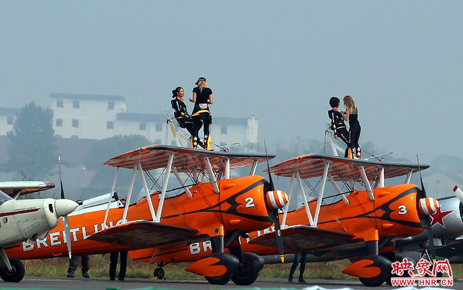 2015鄭州航展現(xiàn)場“仙女下凡” 觀眾直呼太贊了 2015鄭州航展現(xiàn)場“仙女下凡” 觀眾直呼太贊了