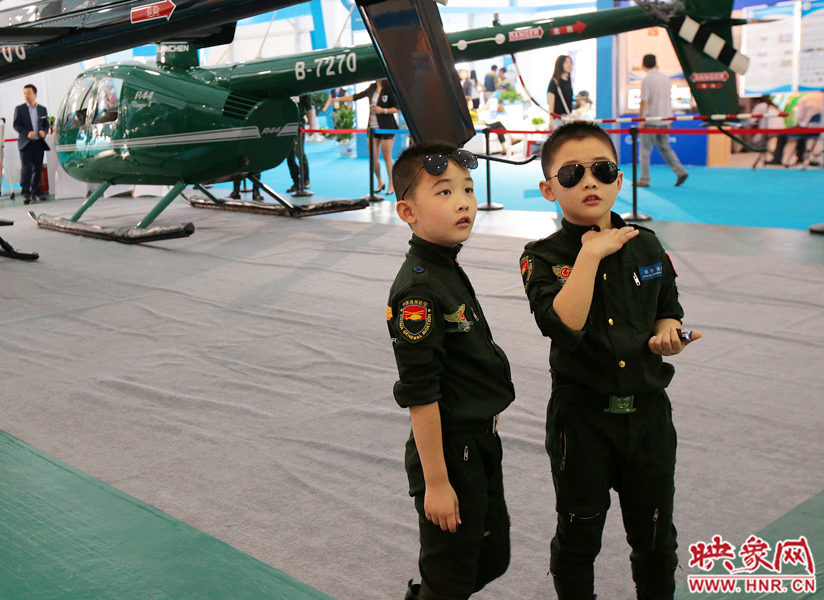 2015鄭州航展現(xiàn)場“仙女下凡” 觀眾直呼太贊了 2015鄭州航展現(xiàn)場“仙女下凡” 觀眾直呼太贊了