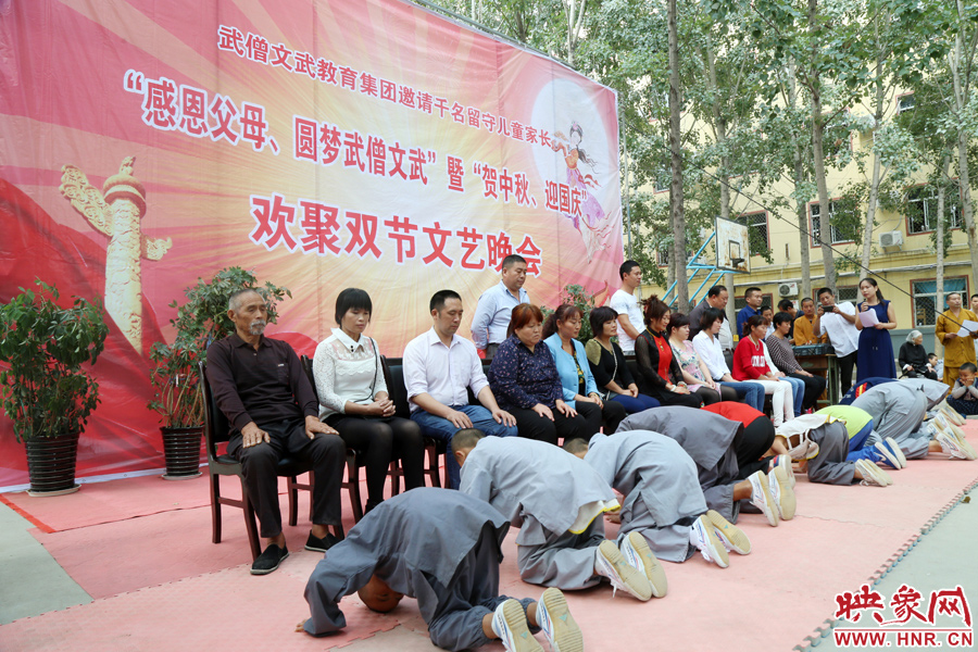 數(shù)百名少林武僧與家人團(tuán)聚 跪謝父母現(xiàn)場痛哭 數(shù)百名少林武僧與家人團(tuán)聚 跪謝父母現(xiàn)場痛哭