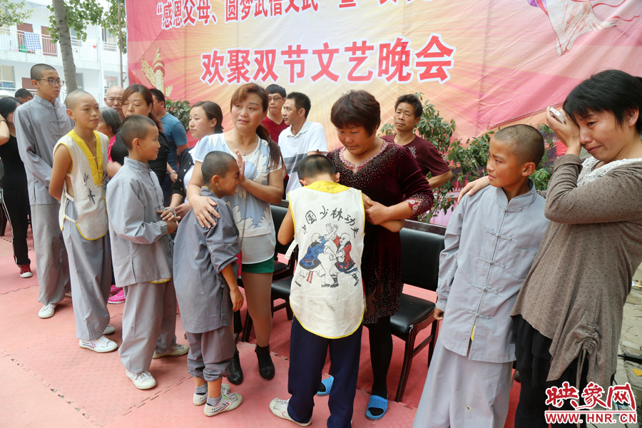 數(shù)百名少林武僧與家人團(tuán)聚 跪謝父母現(xiàn)場痛哭 數(shù)百名少林武僧與家人團(tuán)聚 跪謝父母現(xiàn)場痛哭