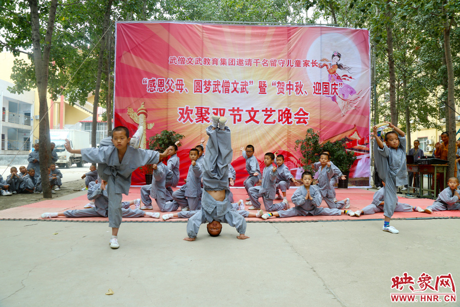 數(shù)百名少林武僧與家人團(tuán)聚 跪謝父母現(xiàn)場痛哭 數(shù)百名少林武僧與家人團(tuán)聚 跪謝父母現(xiàn)場痛哭