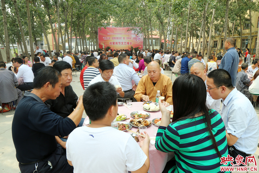 數(shù)百名少林武僧與家人團(tuán)聚 跪謝父母現(xiàn)場痛哭 數(shù)百名少林武僧與家人團(tuán)聚 跪謝父母現(xiàn)場痛哭