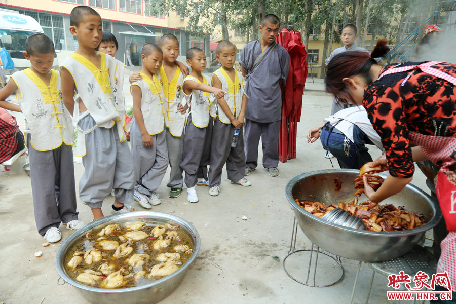 數(shù)百名少林武僧與家人團(tuán)聚 跪謝父母現(xiàn)場痛哭 數(shù)百名少林武僧與家人團(tuán)聚 跪謝父母現(xiàn)場痛哭