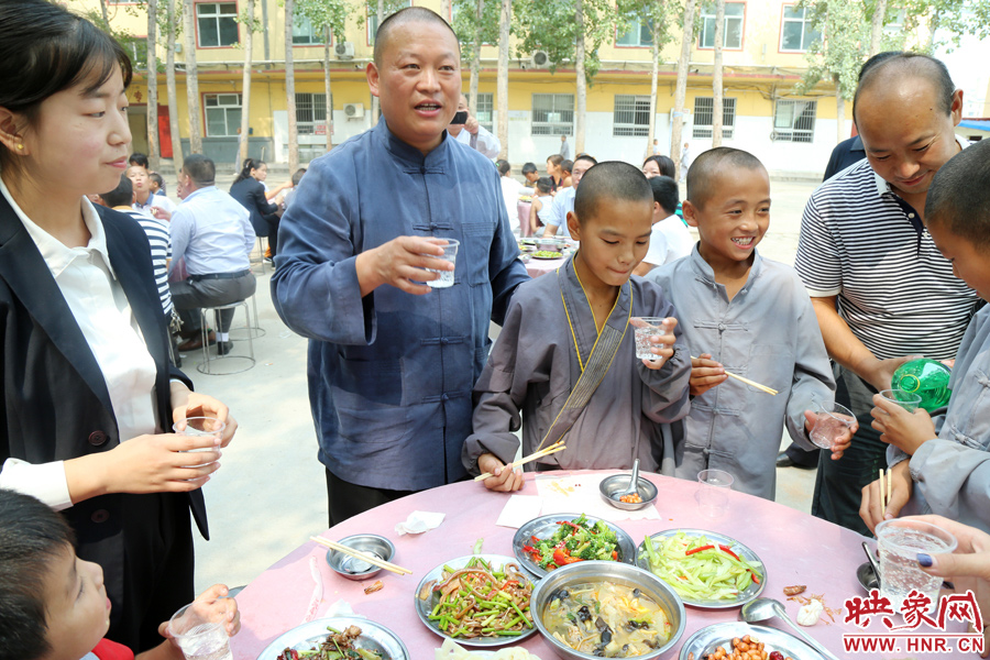 數(shù)百名少林武僧與家人團(tuán)聚 跪謝父母現(xiàn)場痛哭 數(shù)百名少林武僧與家人團(tuán)聚 跪謝父母現(xiàn)場痛哭