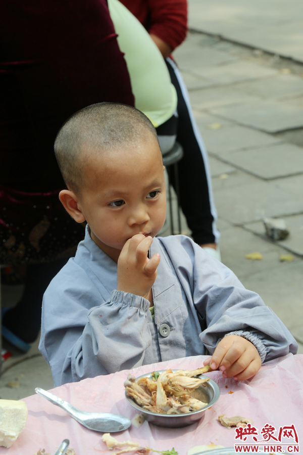 數(shù)百名少林武僧與家人團(tuán)聚 跪謝父母現(xiàn)場痛哭 數(shù)百名少林武僧與家人團(tuán)聚 跪謝父母現(xiàn)場痛哭