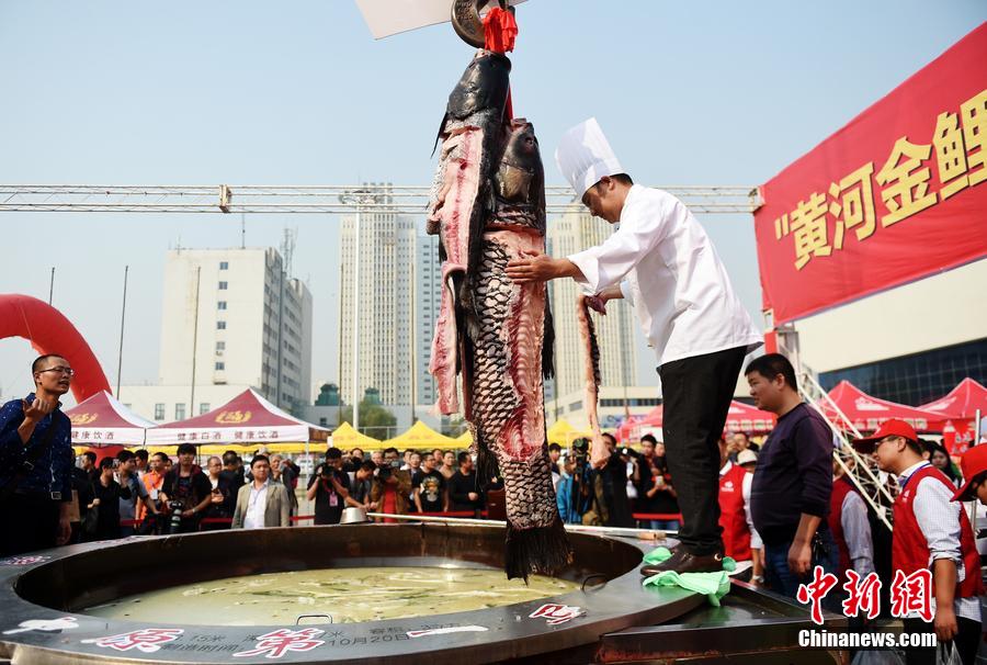 河南鄭州，一個(gè)直徑3.15米，深0.7米，可容納3噸高湯的“中原第一鍋”現(xiàn)場(chǎng)烹煮火鍋盛宴。