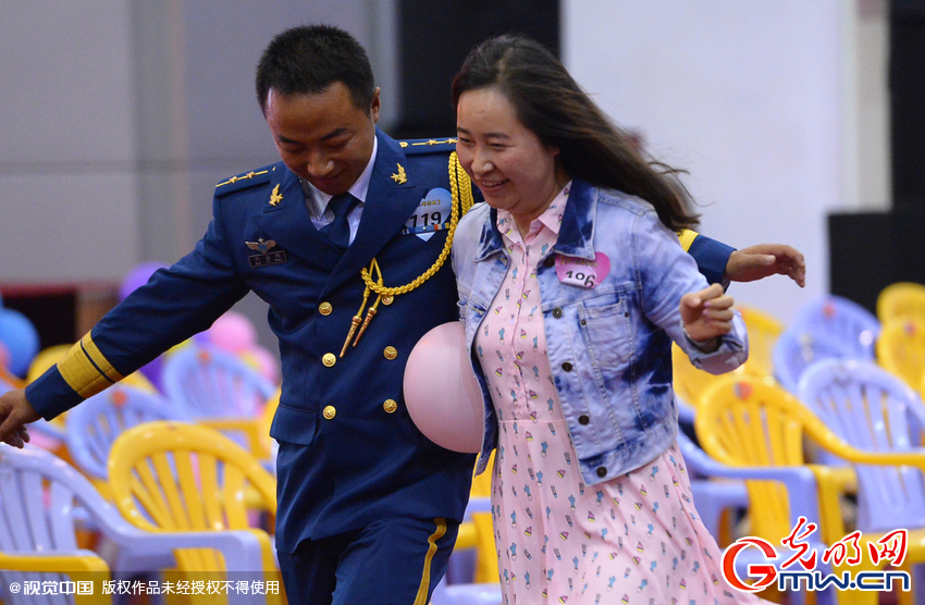 湖北武漢，“嫁人就嫁解放軍”，每年一屆的武漢軍旅姻緣會17日在駐漢空軍某指揮所文化活動中心舉行