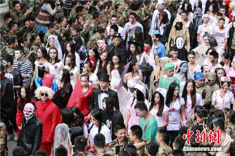校園“萬(wàn)圣節(jié)”恐怖化妝派對(duì)讓“群鬼”聚集。 何浠 攝