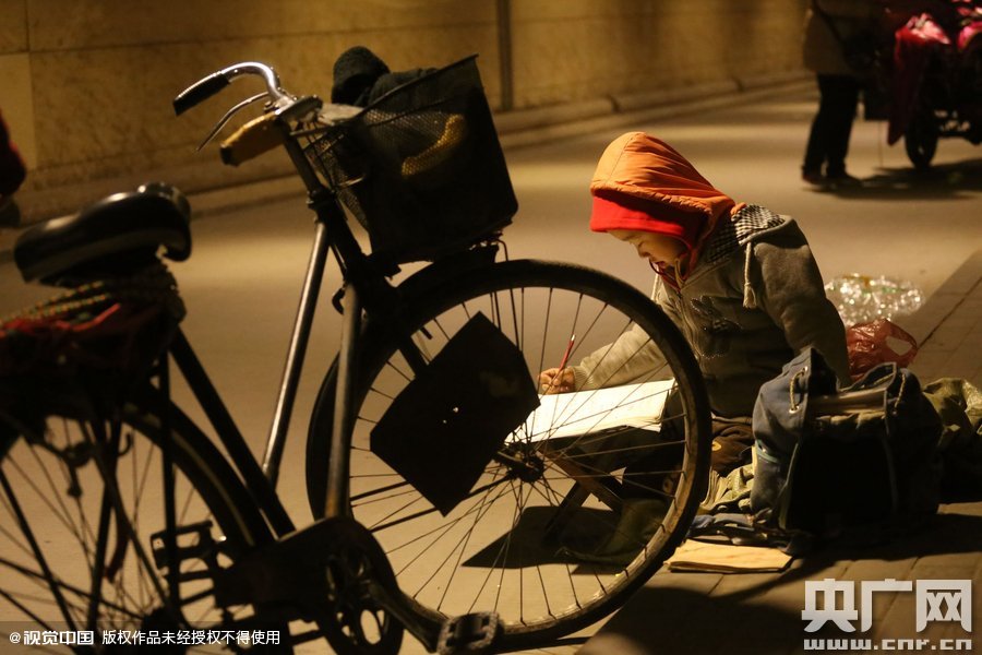 他的父母說，晚上回去晚，孩子的作業(yè)都是在這寫，做小生意不容易，孩子還陪著遭罪，經(jīng)常還有城管攆著不讓在這賣。