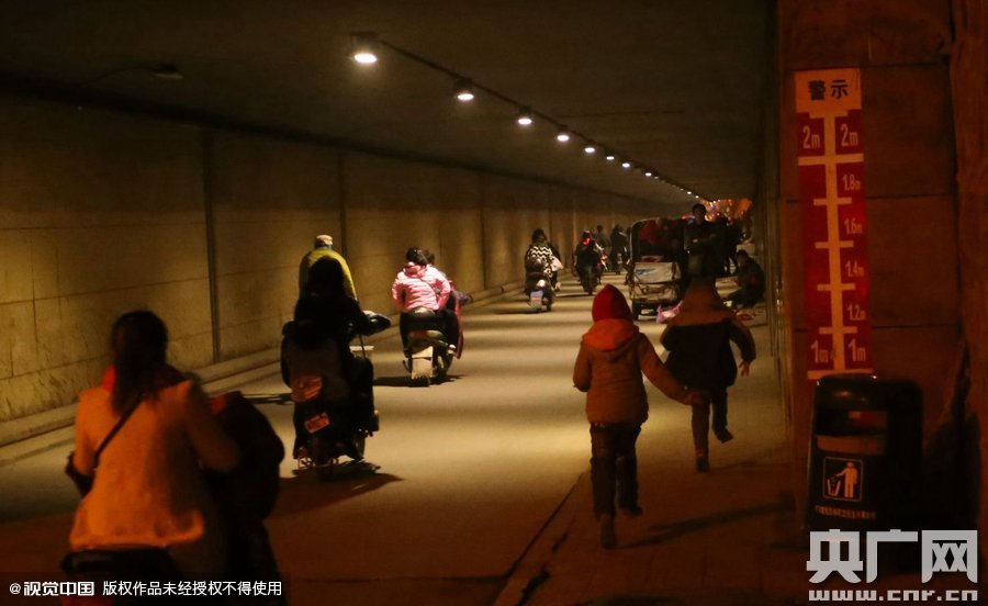 寫完作業(yè)，小一航與鄰居的小伙伴在大橋下玩耍。