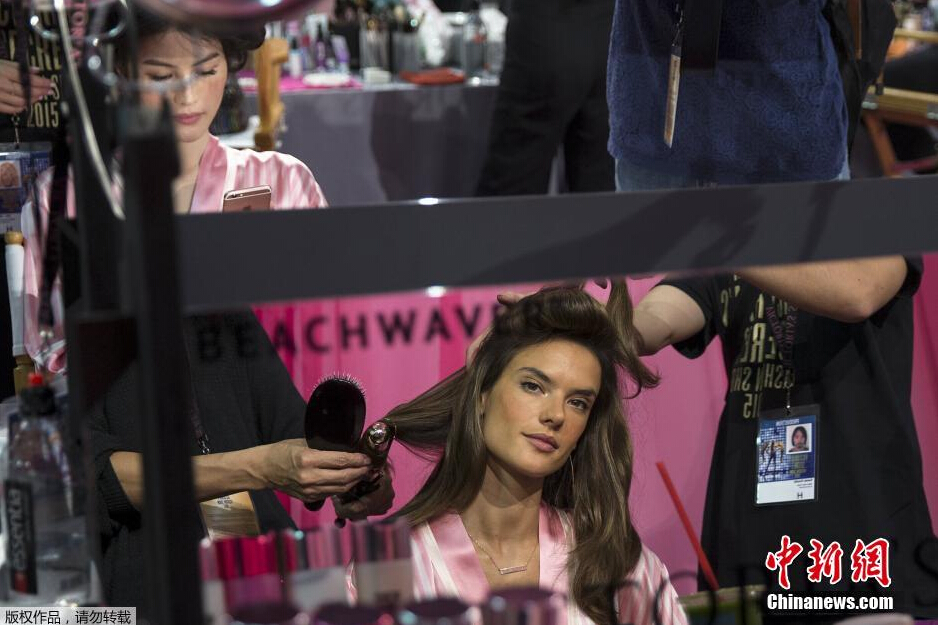 當(dāng)?shù)貢r間11月10日，2015維多利亞的秘密年度內(nèi)衣秀在紐約上演，模特在后臺緊張地準(zhǔn)備中。