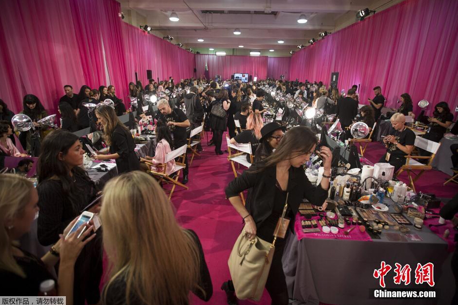 當(dāng)?shù)貢r間11月10日，2015維多利亞的秘密年度內(nèi)衣秀在紐約上演，模特在后臺緊張地準(zhǔn)備中。