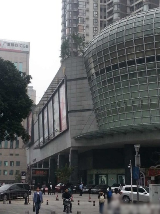 一輛停在停車位上的寶馬轎車，被墜落的樹枝砸中，樹枝徑直插入車內(nèi)，現(xiàn)場引發(fā)不少市民圍觀拍照。