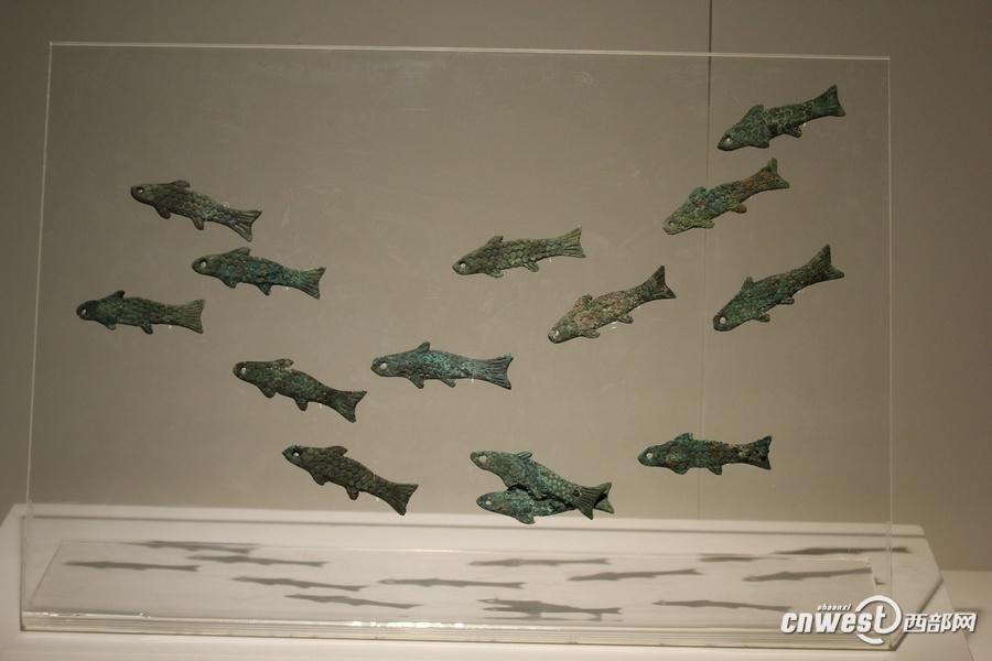 青銅魚符，有專家推測是覆蓋棺槨所用荒帷上懸掛的裝飾物。