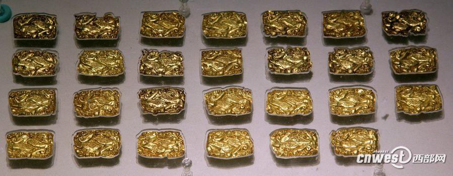 戎人墓出土的黃金牌飾。