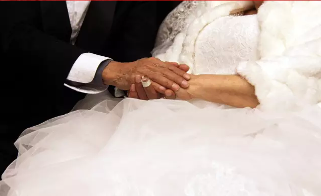 情人節(jié)最溫暖告白！84歲老人包下整樓示愛老伴