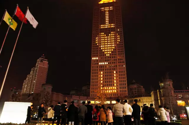 情人節(jié)最溫暖告白！84歲老人包下整樓示愛老伴