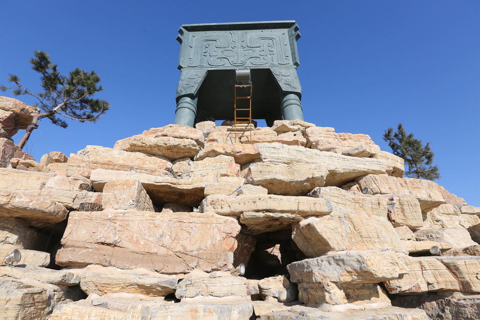 鄭州河邊建十米高銅鼎無防護 網(wǎng)友:不怕淹了？