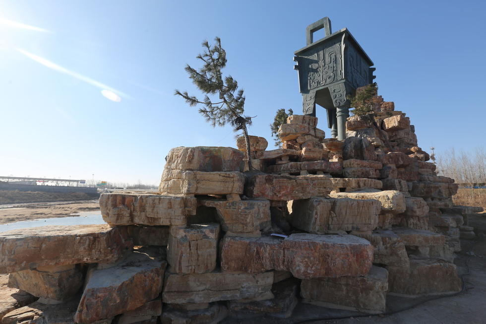 鄭州河邊建十米高銅鼎無防護 網(wǎng)友:不怕淹了？