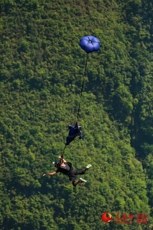 28日，2016世界低空跳傘大賽在重慶云陽龍缸景區(qū)正式開賽。圖為選手角逐中。劉政寧 攝