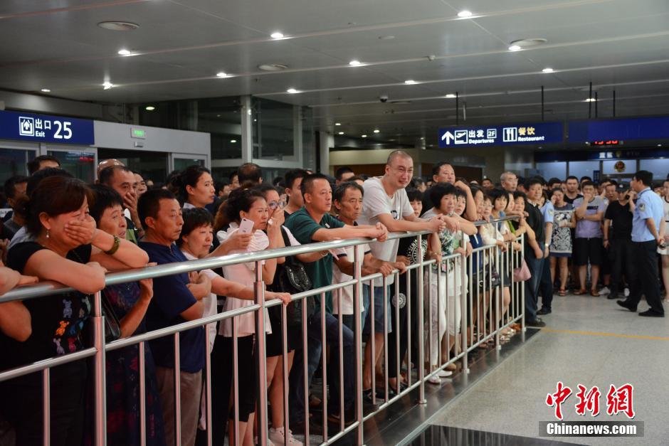 當日18時許，前來接機的家屬陸續(xù)來到大連機場，等候著其他親屬帶著親人骨灰“回家”。