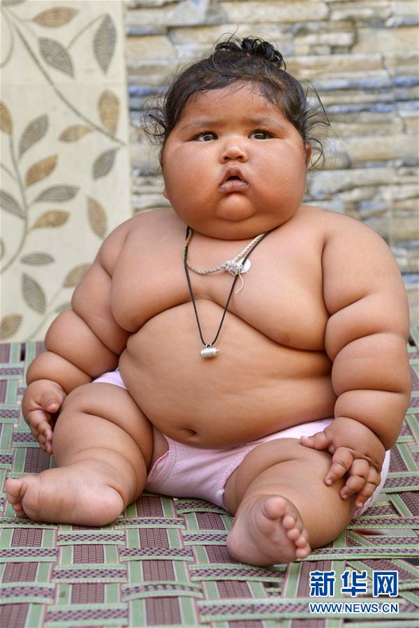 4月17日，在印度阿姆利則，女孩查哈特在家中。