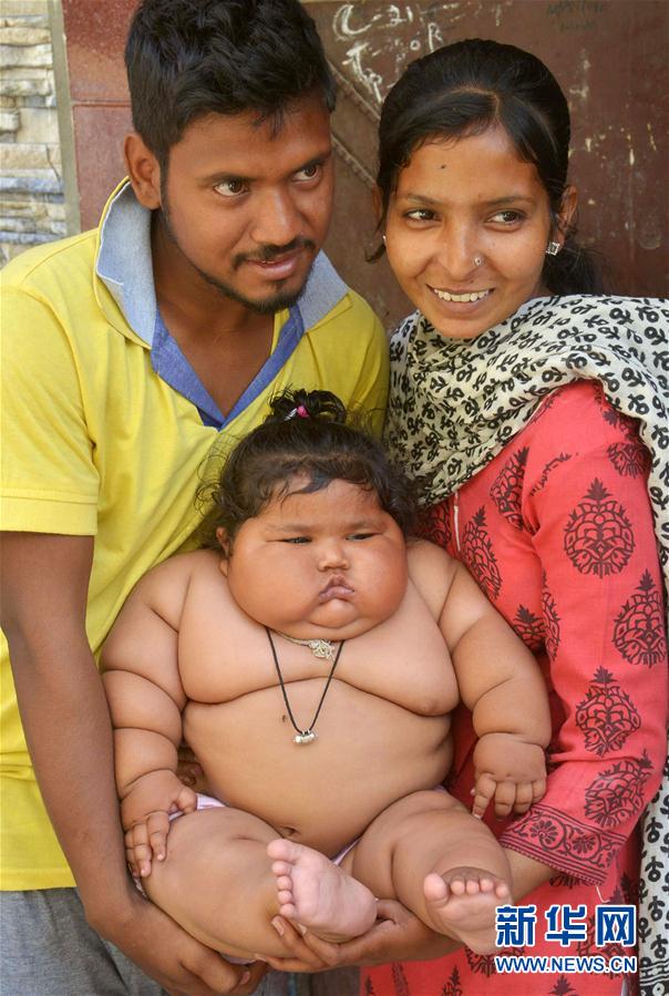 4月17日，在印度阿姆利則，女孩查哈特（中）和父母在家中。