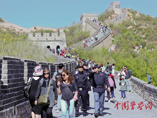 參加聯(lián)合巡邏的中意警察在長(zhǎng)城上巡邏。本網(wǎng)記者 陳路坤 攝