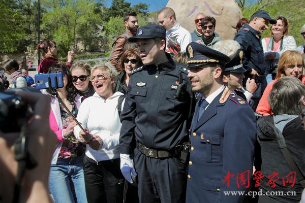 游客與聯(lián)合巡邏的中意警察合影。本網(wǎng)記者 陳路坤 攝