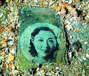 一名年輕女子的照片，很可能是當(dāng)年士兵的家人。