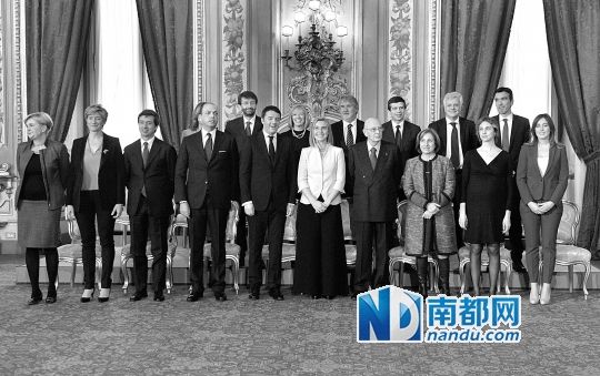 2月22日，在意大利羅馬總統(tǒng)府，新任總理馬泰奧·倫齊(前左五)與總統(tǒng)納波利塔諾(前右四)及新內(nèi)閣成員