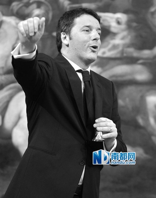 2月22日，在意大利羅馬總理府，新任總理馬泰奧·倫齊搖鈴象征正式行使總理權(quán)力。
