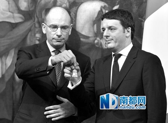 2月22日，在意大利羅馬總理府，新任總理馬泰奧·倫齊(右)與前任總理恩里科·萊塔舉行交接儀式。