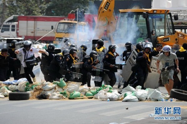 當(dāng)?shù)貢r(shí)間2月18日，泰國(guó)曼谷警方與示威者發(fā)生沖突。
