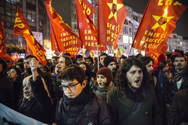 當?shù)貢r間2014年2月25日，土耳其伊斯坦布爾，總理涉腐錄音引發(fā)全國抗議，要求本屆政府下臺。